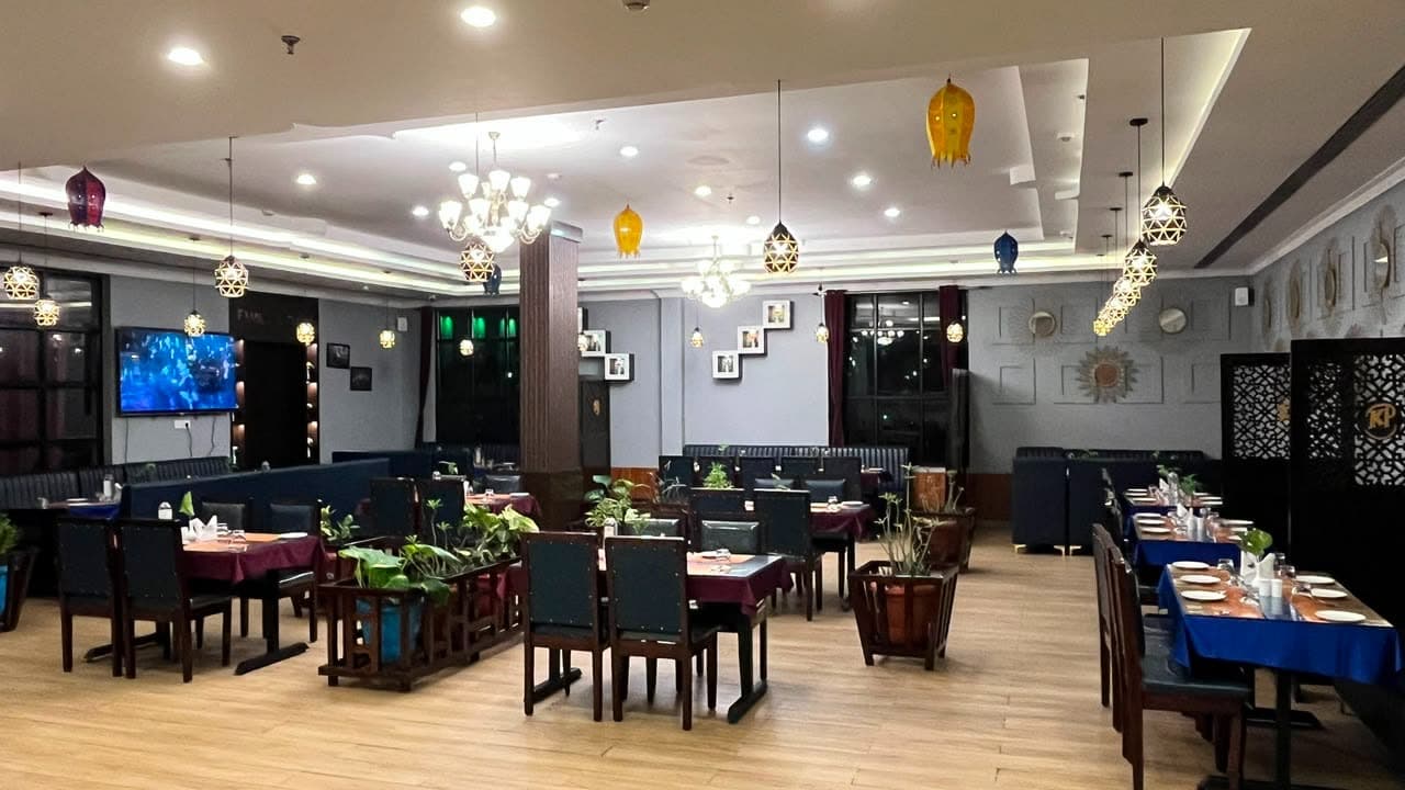 The Royal Platter dining room